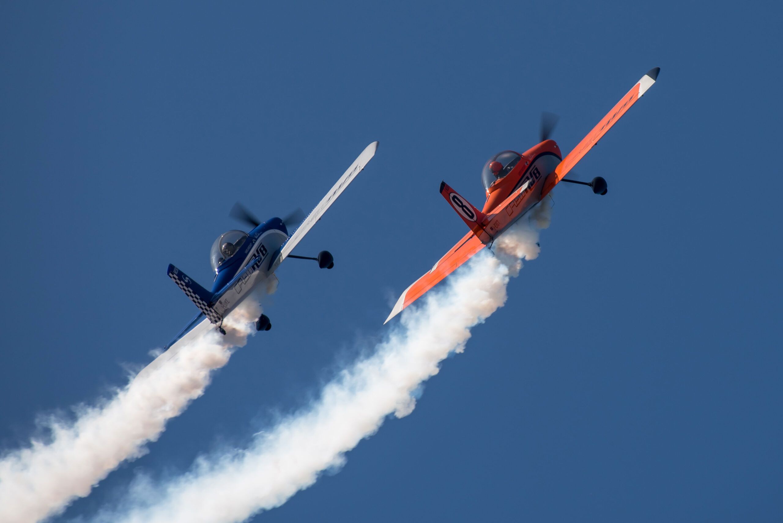 Le acrobazie di due aerei nel cielo durante l'evento Volare International Airshow & Expo